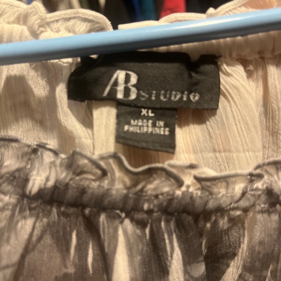 Light and see threw white short sleeved shirt - Picture 4 of 4